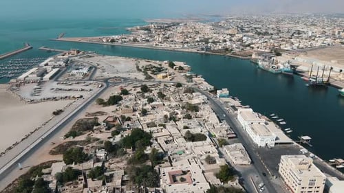 Vídeo aéreo sobre a marina e a cidade de Sajara, o Emirado