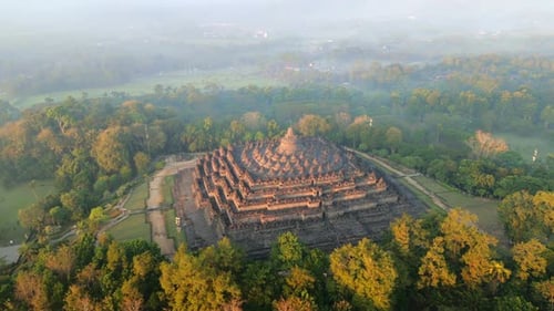 Vue aérienne du temple de Borobudur entouré d'une jungle luxuriante, centre de Java, Indonésie