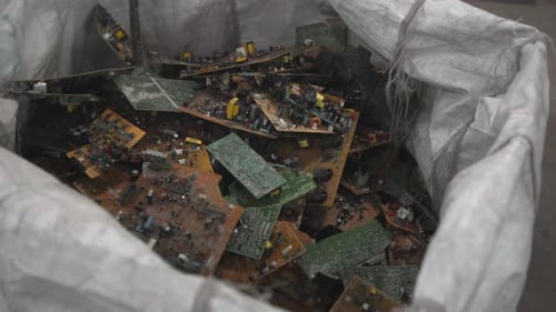 Oportunidad de Recuperar Materiales Valiosos de Residuos Electrónicos Mixtos Almacenados en el Almacén