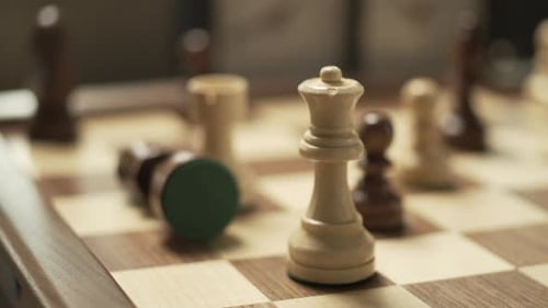 Jeu d'échecs, la Reine Blanche l'emporte sur le Roi Noir