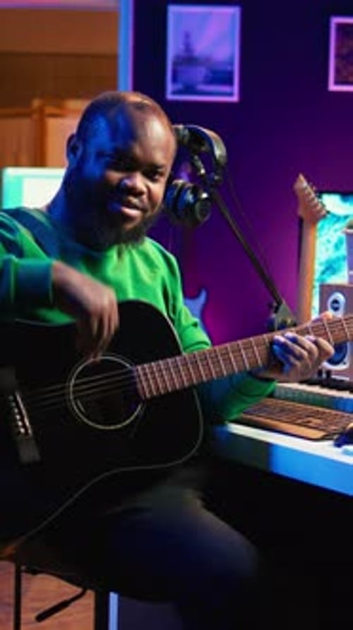 Instructor de guitarrista de vídeo vertical que organiza clases de guitarra en línea con un teléfono móvil