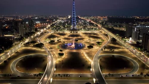 Cielo nocturno del centro de Brasilia, Brasil. Paisaje urbano de un hito turístico iluminado del distrito del centro
de la ciudad.