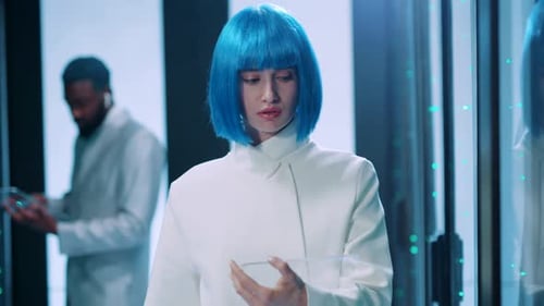 Una mujer de cabello azul maniobra una sala de servidores impulsada por la tecnología