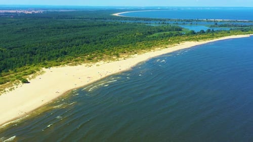 Vue aérienne 4K, vue de dessus, déplacement du Drone Belle plage tropicale de sable blanc. Vue de dessus vide et propre