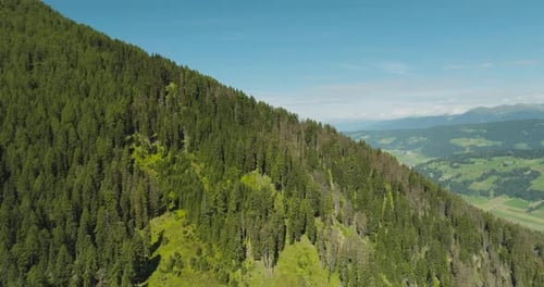 Vista aérea de Croda dei Baranci en la cordillera de los Dolomitas, Tirol del Sur, Italia.