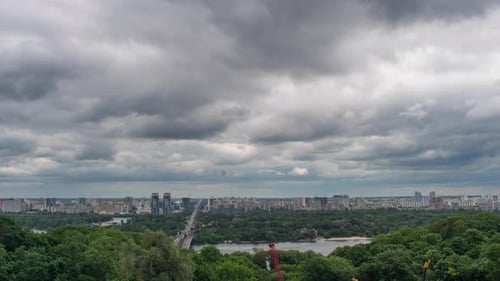 Timelapse 4K de la capitale de l'Ukraine, Kiev et du Dniepr par temps nuageux.