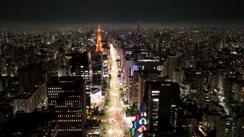 Noite na Avenida Paulista, no centro de São Paulo, Brasil. Escritórios comerciais.
