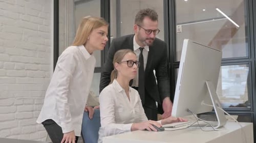 Equipe de negócios trabalhando no computador no escritório