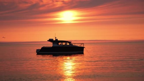 Silhouette d'une mouette volant au ralenti à côté d'un bateau sur fond de mer à