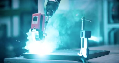 Roboter, Schweißen und Entleeren im Werk für die Fertigung mit Funken, Material