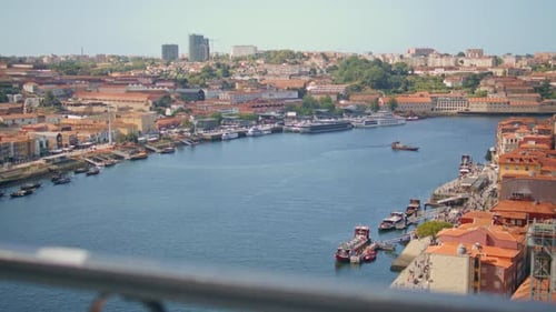 Ruhiges Stadtbild mit Flussblick, Panoramaaufnahme, Schiff, schwimmendes Wasser, Erholungsgebiet