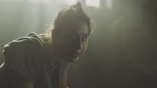 Femme en sueur souriant à la caméra