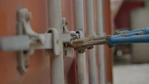 Une vue rapprochée détaillée du mécanisme de verrouillage trouvé sur les conteneurs d'expédition de marchandises | Vidéothèque