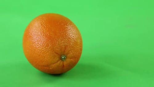 orange allumant un écran vert