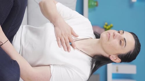 Vidéo verticale d'une femme malade respirant rapidement. La femme ne peut pas contrôler sa respiration.