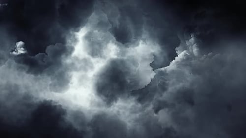 4K de tempestades, nuvens escuras e relâmpagos antes de uma tempestade.