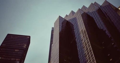 Los edificios altos y modernos reflejan el cielo en un entorno urbano