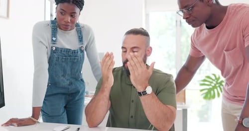 Treinamento, planejamento e colaboração com empresários no computador para revisão, aprendizado e ideias