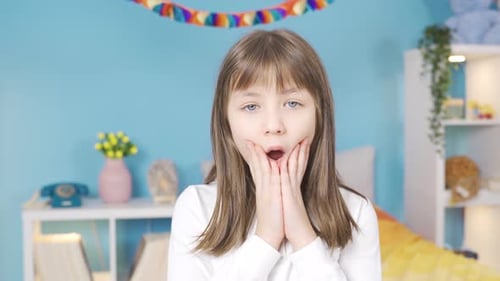 Das kleine Mädchen ist überrascht.