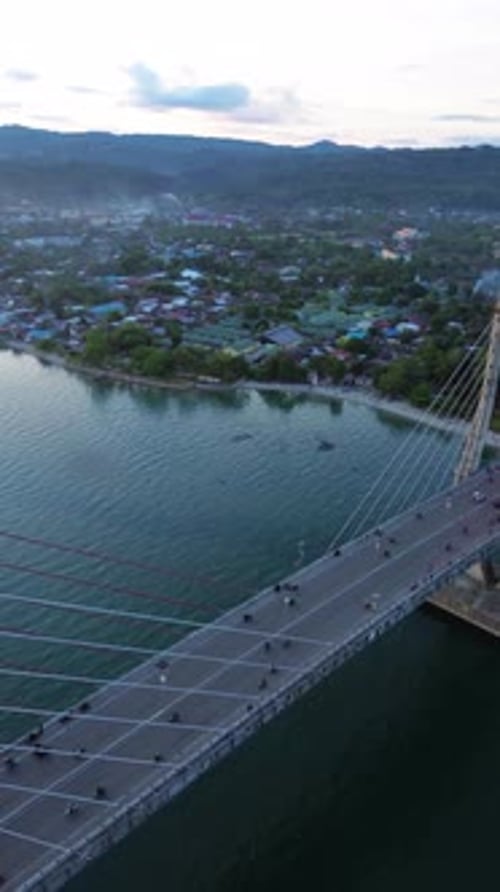 Vue aérienne de l'emblématique pont haubané de Merah Putih