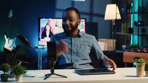 Tech Internet Star apoya una computadora portátil