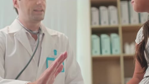 Médico generalista choca los cinco con un niño