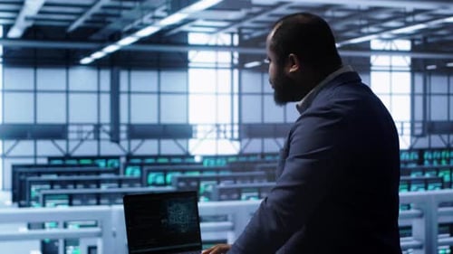 Desarrollador de software en un centro de datos que utiliza inteligencia artificial