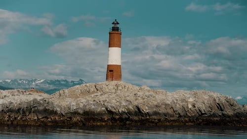 Der ikonische Leuchtturm von Les Eclaireurs steht hoch im Beagle-Kanal