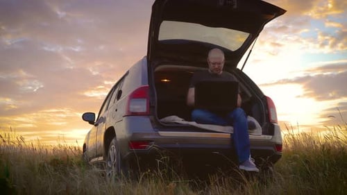 Homem atencioso e preocupado trabalhando remotamente on-line digitando tecnologia de comunicação na Internet sentado