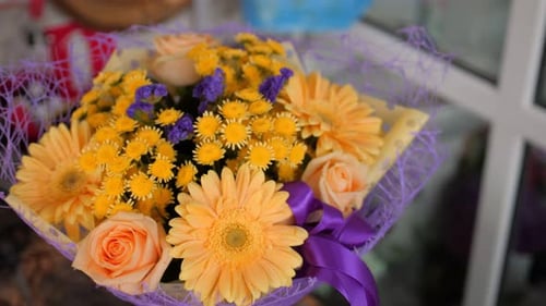 Beautiful Flower Bouquet with Roses and Daisies