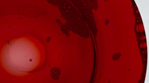 Die Textur brutzelnder Roséweinblasen bewegt sich langsam über die Glasoberfläche, elegantes Weingut