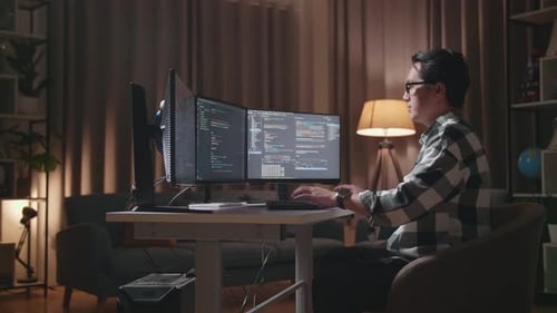 Asiatischer männlicher Programmierer setzt sich hin und erstellt Softwareentwickler, entwickelt App, Programmcodierung