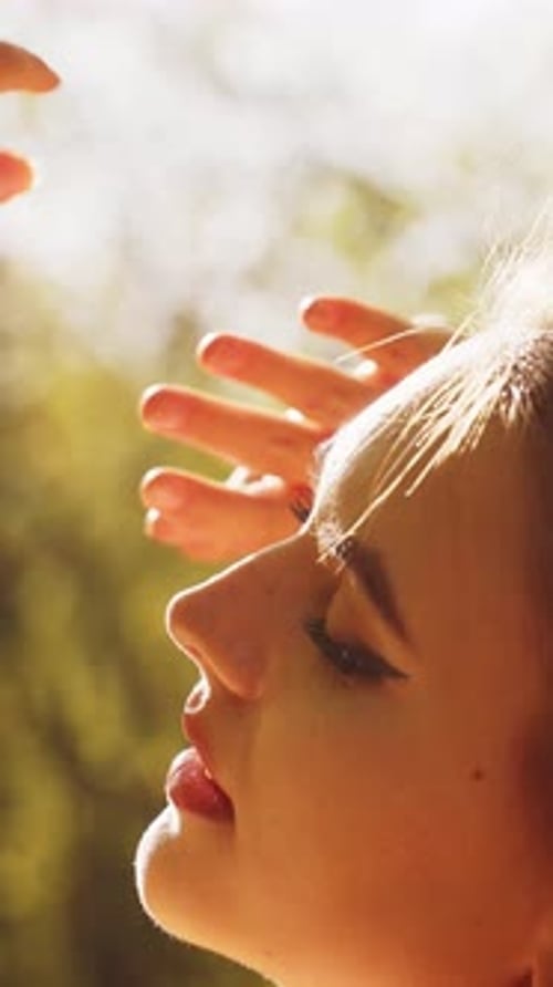 Une femme gracieuse dans la nature se prélassant doucement dans la belle lumière du soleil d'une belle journée