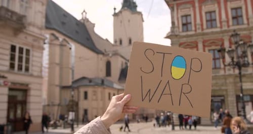 Affiche d'une femme tenant la main pour arrêter la guerre contre une ville