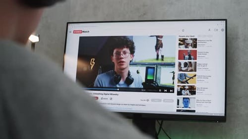 Pantalla de ordenador personal que muestra el sitio web de alojamiento de vídeos con un blog sobre el desarrollo de juegos