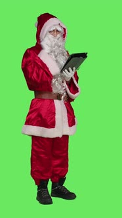 Vídeo vertical: vista lateral de Papá Noel usando una tableta digital