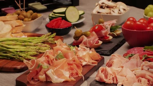 Restaurant italien ou espagnol proposant des tapas traditionnels, une cuisine espagnole de délicieuses tapas et du fromage