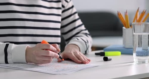 Femme mettant en évidence des informations importantes au bureau blanc à l'intérieur, gros plan