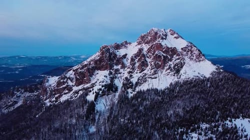 Volando sobre majestuosos picos montañosos al anochecer