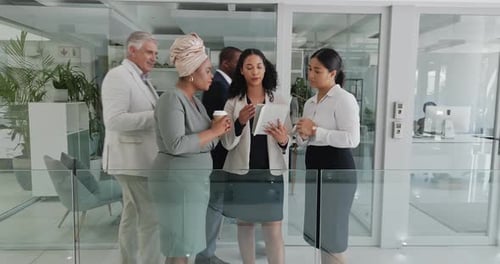 Деловые люди, занятый офис и люди, беседующие с менеджером или корпоративным лидером, идеи планирования