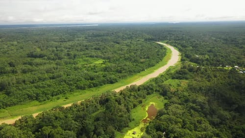 Weitreichende Drohnenaufnahme des Amazonas und des Regenwaldes in Peru