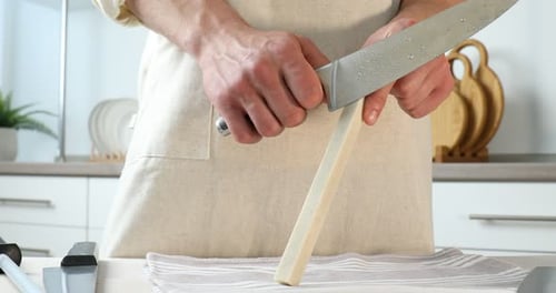 Couteau à aiguiser pour homme avec aiguiseur à table à l'intérieur, gros plan