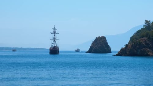 Wunderschönes Segelschiff im blauen Meer.