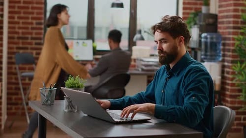 Employé de l'entreprise travaillant sur une présentation commerciale