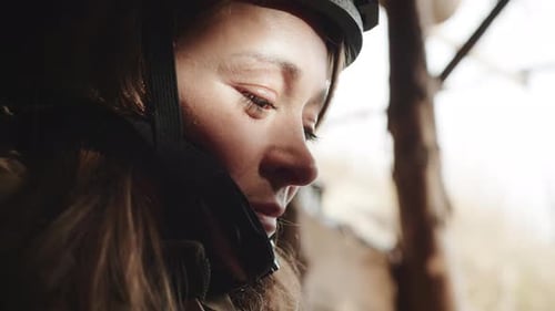 Gros plan d'une femme médecin militaire La lumière du soleil projette une lueur chaude sur son visage