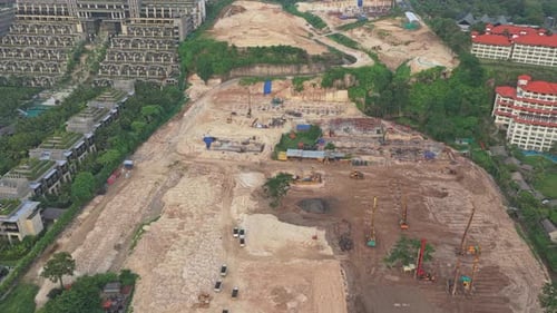 Perspectiva desde un ángulo alto de una enorme obra de construcción en Nusa Dua, Bali, con Heavy preparando el