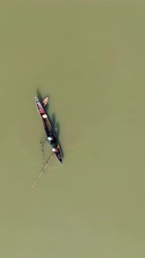 Vue aérienne d'un bateau sur l'eau