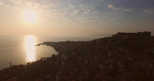 Vue aérienne : La ville de Molyvos sur l'île de Lesbos au coucher du soleil.