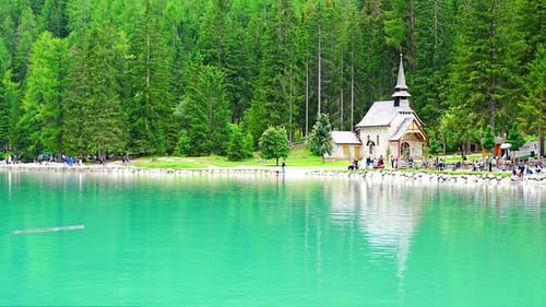 Pequeña iglesia de Saint Veit en el Lago Di Braies, Tirol del Sur, Italia