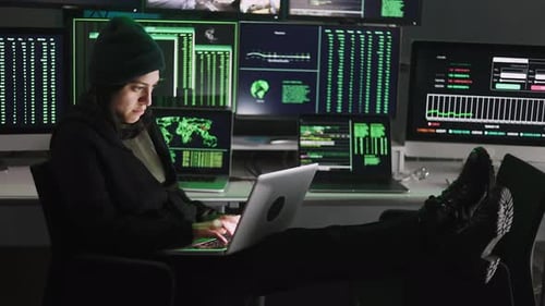 Une hacker professionnelle saisit un code de virus sur un ordinateur portable pour une cyberattaque